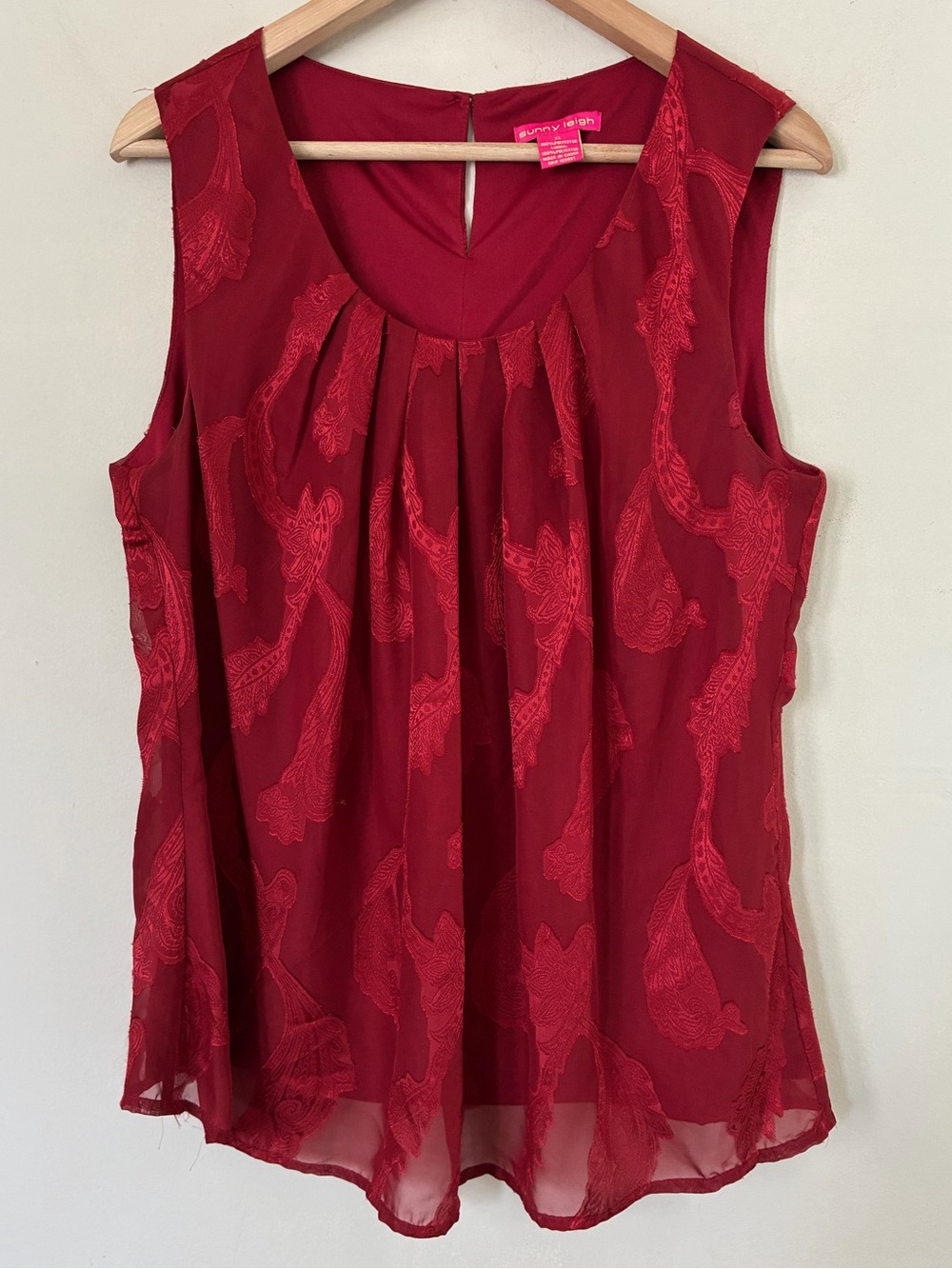 Sunny Leigh Red Burnout Paisley Pleated Sleeveless Blouse XL
Boho Casual